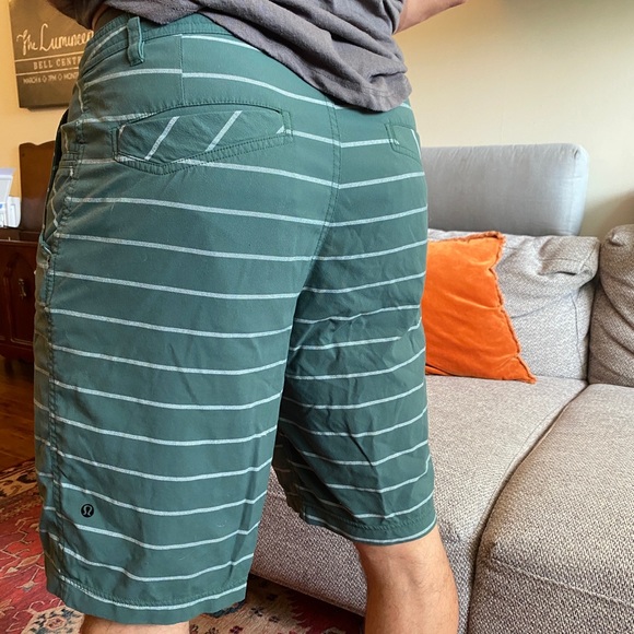 Lululemon Kahuna Short 34” M/L - Picture 2 of 2